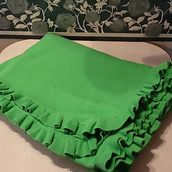 Free with any purchase! Lilly Pulitzer green ruffle wrap - Picture 2 of 12